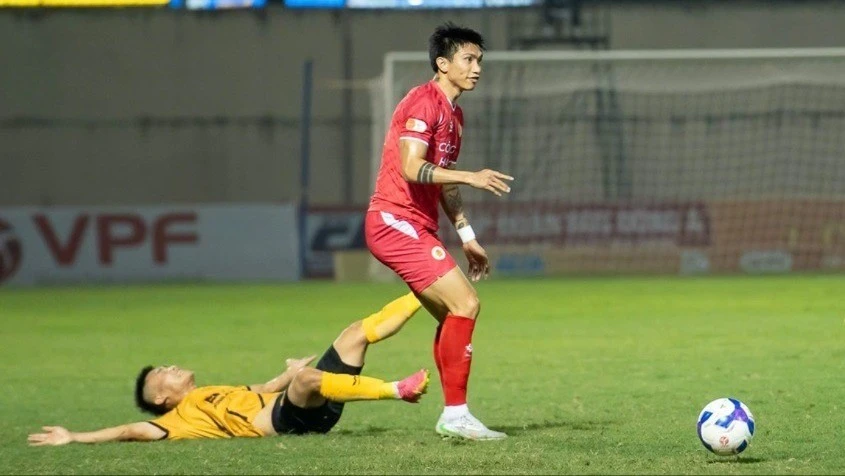 Ngược dòng hạ Thanh Hóa, Công an Hà Nội FC vững vàng ngôi đầu bảng