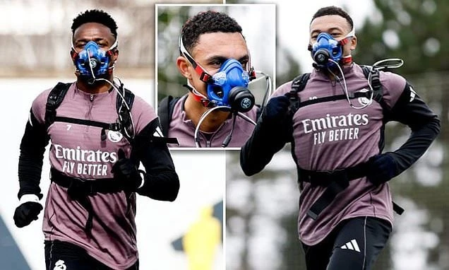 Mặt nạ lạ lẫm cầu thủ Real Madrid dùng khi tập luyện có tác dụng gì?