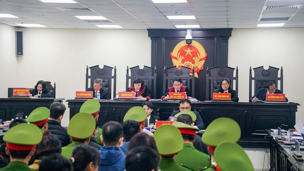 Hội đòng xét xử sơ thẩm vụ án do Thẩm phán Vũ Quang Huy làm chủ toạ.