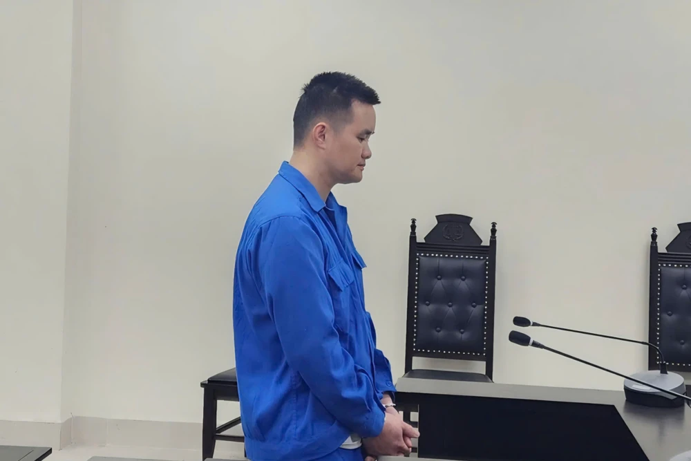 Nhân viên quán karaoke biến thành "món hàng" vì bị chủ chê xấu 