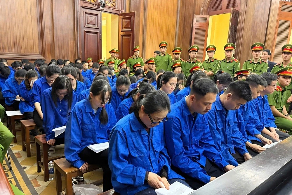 Xét xử vụ án cựu cán bộ Văn phòng Chính phủ cùng đồng phạm mua bán hơn 220.600 giấy tờ giả