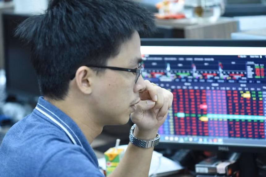 Chứng khoán ngập sắc đỏ, VN-Index quay đầu giảm hơn 31 điểm