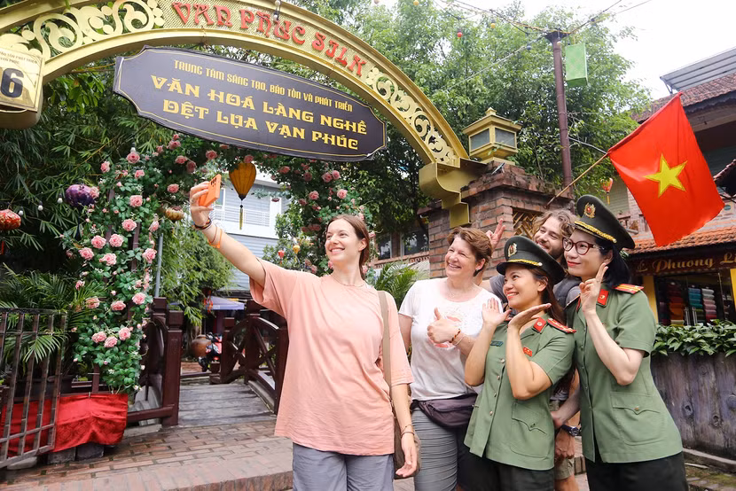 lan-toa-hinh-anh-dep-ve-luc-luong-an-ninh-nhan-dan-viet-nam-chinh-quy-tinh-nhue-than-thien.jpg
