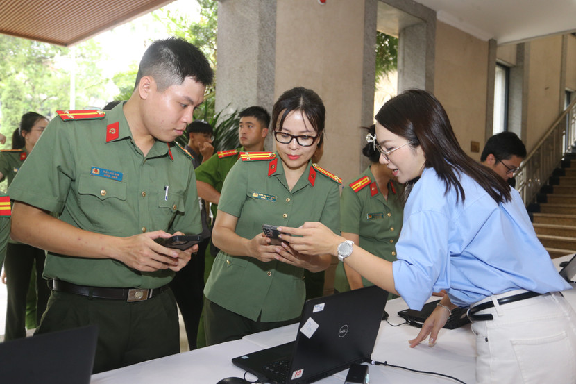can-bo-chien-si-cong-an-ha-noi-tu-tin-ung-dung-cong-nghe-trong-tung-nhiem-vu.jpg