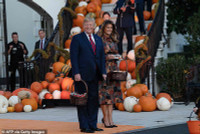 [ẢNH] Tổng thống Mỹ Donald Trump phát kẹo Halloween tại Nhà Trắng