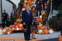 [ẢNH] Tổng thống Mỹ Donald Trump phát kẹo Halloween tại Nhà Trắng