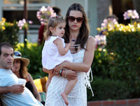 [ẢNH] Chiêm ngưỡng nhan sắc nóng bỏng siêu mẫu U40 Alessandra Ambrosio