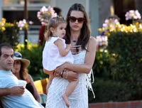 [ẢNH] Chiêm ngưỡng nhan sắc nóng bỏng siêu mẫu U40 Alessandra Ambrosio