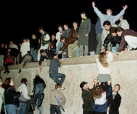 [ẢNH] Nhìn lại những hình ảnh ngày Bức tường Berlin cách đây 30 năm