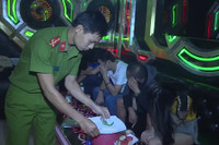 Cận cảnh công an bắt hàng chục đối tượng phê ma túy trong quán karaoke