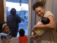 [ẢNH] Khoảng khắc sự sống mới chào đời giữa 