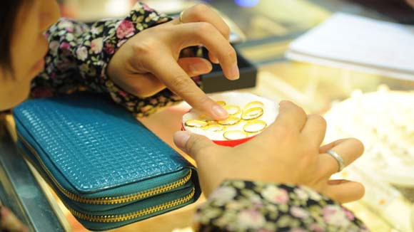 Vàng tiếp tục tăng giá, thiết lập đỉnh mới ảnh 1