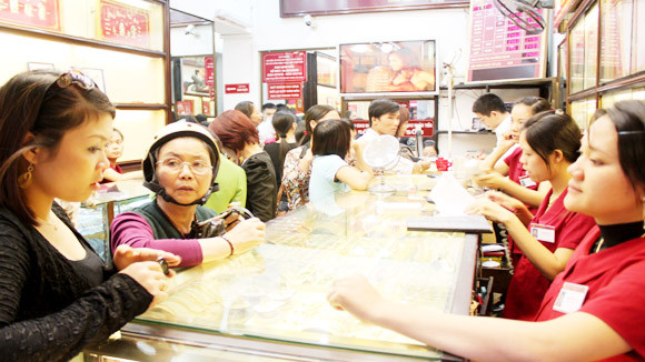 Giá vàng trong nước cao hơn giá thế giới tới 2 triệu đồng mỗi lượng