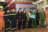 Những người lính cứu hỏa mang hơi ấm đến vùng cao