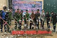 Những người lính cứu hỏa mang hơi ấm đến vùng cao