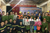 Những người lính cứu hỏa mang hơi ấm đến vùng cao