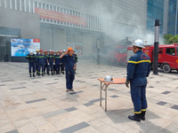 Hàng trăm nhân viên, cư dân tham gia diễn tập vụ cháy giả định