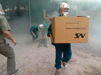 Nhanh chóng tìm kiếm cứu nạn người mắc kẹt trong tình huống cháy giả định ở làng Ngọc Hà