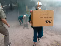 Nhanh chóng tìm kiếm cứu nạn người mắc kẹt trong tình huống cháy giả định ở làng Ngọc Hà