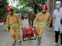 Nhanh chóng tìm kiếm cứu nạn người mắc kẹt trong tình huống cháy giả định ở làng Ngọc Hà