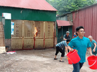 Nhanh chóng tìm kiếm cứu nạn người mắc kẹt trong tình huống cháy giả định ở làng Ngọc Hà