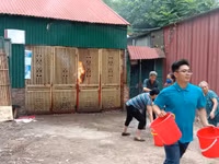 Nhanh chóng tìm kiếm cứu nạn người mắc kẹt trong tình huống cháy giả định ở làng Ngọc Hà