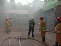 Nhanh chóng tìm kiếm cứu nạn người mắc kẹt trong tình huống cháy giả định ở làng Ngọc Hà