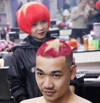 Giới trẻ nhuộm tóc 'màu cờ sắc áo' trước thềm trận chung kết U23