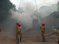 Nhanh chóng tìm kiếm cứu nạn người mắc kẹt trong tình huống cháy giả định ở làng Ngọc Hà