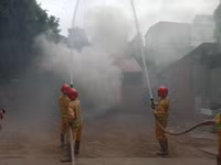 Nhanh chóng tìm kiếm cứu nạn người mắc kẹt trong tình huống cháy giả định ở làng Ngọc Hà