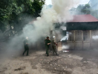 Nhanh chóng tìm kiếm cứu nạn người mắc kẹt trong tình huống cháy giả định ở làng Ngọc Hà