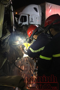 Cứu nạn các nạn nhân mắc kẹt trong cabin xe ô tô