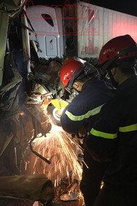 Cứu nạn các nạn nhân mắc kẹt trong cabin xe ô tô