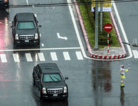 Đoàn siêu xe của Tổng thống Mỹ lăn bánh trong mưa trên đường phố Đà Nẵng