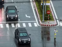 Đoàn siêu xe của Tổng thống Mỹ lăn bánh trong mưa trên đường phố Đà Nẵng