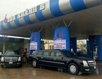 Đoàn siêu xe của Tổng thống Mỹ lăn bánh trong mưa trên đường phố Đà Nẵng