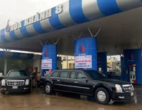 Đoàn siêu xe của Tổng thống Mỹ lăn bánh trong mưa trên đường phố Đà Nẵng