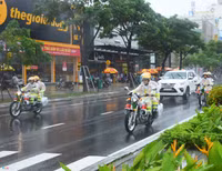 Đoàn siêu xe của Tổng thống Mỹ lăn bánh trong mưa trên đường phố Đà Nẵng