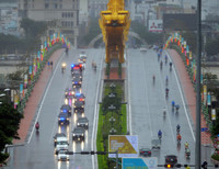 Đoàn siêu xe của Tổng thống Mỹ lăn bánh trong mưa trên đường phố Đà Nẵng