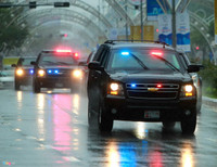 Đoàn siêu xe của Tổng thống Mỹ lăn bánh trong mưa trên đường phố Đà Nẵng