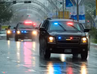 Đoàn siêu xe của Tổng thống Mỹ lăn bánh trong mưa trên đường phố Đà Nẵng