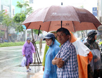 Đoàn siêu xe của Tổng thống Mỹ lăn bánh trong mưa trên đường phố Đà Nẵng