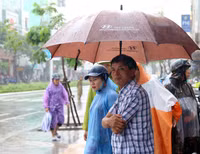 Đoàn siêu xe của Tổng thống Mỹ lăn bánh trong mưa trên đường phố Đà Nẵng