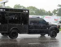 Đoàn siêu xe của Tổng thống Mỹ lăn bánh trong mưa trên đường phố Đà Nẵng