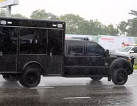 Đoàn siêu xe của Tổng thống Mỹ lăn bánh trong mưa trên đường phố Đà Nẵng