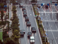 Đoàn siêu xe của Tổng thống Mỹ lăn bánh trong mưa trên đường phố Đà Nẵng