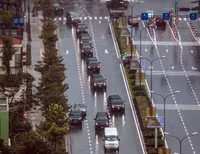 Đoàn siêu xe của Tổng thống Mỹ lăn bánh trong mưa trên đường phố Đà Nẵng