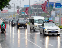 Đoàn siêu xe của Tổng thống Mỹ lăn bánh trong mưa trên đường phố Đà Nẵng