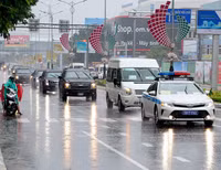 Đoàn siêu xe của Tổng thống Mỹ lăn bánh trong mưa trên đường phố Đà Nẵng