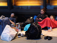 Người Việt 'săn lùng' iPhone X khắp nơi, gấp gáp xách tay về Việt Nam chốt lời